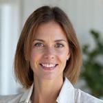 Portret Dr Magdaleny Zięby, spokojnej kobiety w średnim wieku na pastelowym tle