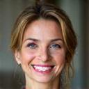 Portret Anny Kowalskiej, doświadczonej instruktorki medytacji.